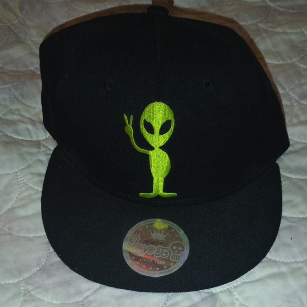 Black Baseball Cap Hat / Neon Green Alien Giving A peace Sign